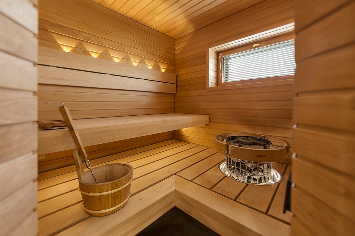 Uudistettu sauna upotetulla Harvia-kiukaalla